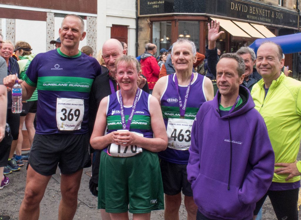 Na de finish van de Dunblade Roadrace met een paar van de andere Dunblane Runners op 26 mei 2019