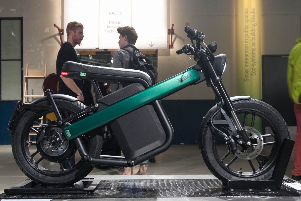 De BREKR Model B - een elektrische scooter die eruit ziet als een stoere futuristische motor. 